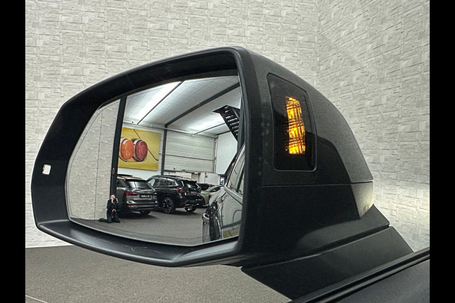 Audi Q5 300pk Hybrid S-Line | Luchtvering | Panorama | ACC | B&O Sound | Massage | Trekhaak | Matrix-LED | Head-Up | Sfeerverlichting | Leder | ISO-Glas | 3-Zone Clima | Standkachel | Bekerhouder Koeling/Verwarming | Stoelverwarming V+A | Zwarte Hemel | Carplay | Zonwering |