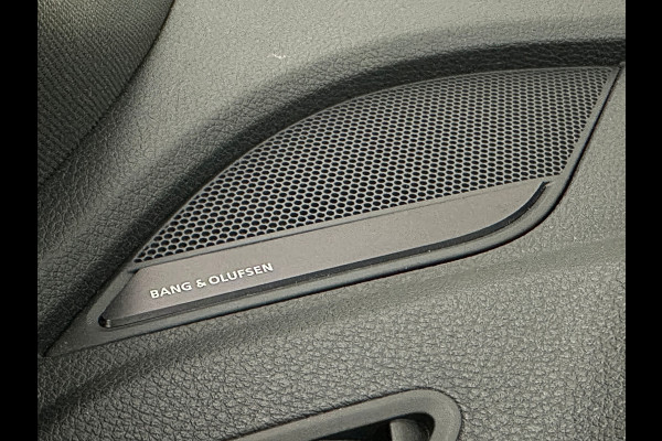 Audi Q5 300pk Hybrid S-Line | Luchtvering | Panorama | ACC | B&O Sound | Massage | Trekhaak | Matrix-LED | Head-Up | Sfeerverlichting | Leder | ISO-Glas | 3-Zone Clima | Standkachel | Bekerhouder Koeling/Verwarming | Stoelverwarming V+A | Zwarte Hemel | Carplay | Zonwering |