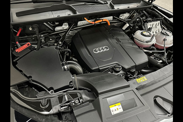 Audi Q5 300pk Hybrid S-Line | Luchtvering | Panorama | ACC | B&O Sound | Massage | Trekhaak | Matrix-LED | Head-Up | Sfeerverlichting | Leder | ISO-Glas | 3-Zone Clima | Standkachel | Bekerhouder Koeling/Verwarming | Stoelverwarming V+A | Zwarte Hemel | Carplay | Zonwering |
