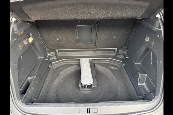 Peugeot 3008 1.2 PureTech Allure Cruise Climate control LED Verwarmde voorstoelen Parkeersensoren Camera Apple / Android Navigatie