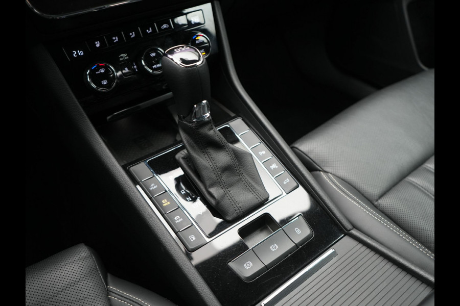 Škoda Superb Combi 1.4 TSI iV Laurin & Klemet Plug In Hybrid 218pk Dealer O.H. PHEV | Trekhaak Af Fabriek | Panodak | Adaptive Cruise | 360 Camera | Lederen Sportstoelen Ventilatie & Memory & Massage | Canton Audio | Crystal LED | Stuur Verwarmd | Sfeerverlichting |