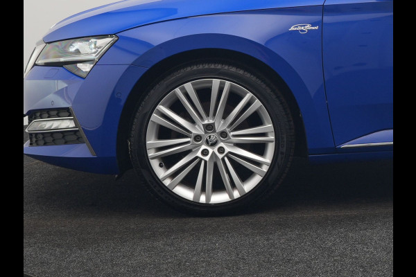 Škoda Superb Combi 1.4 TSI iV Laurin & Klemet Plug In Hybrid 218pk Dealer O.H. PHEV | Trekhaak Af Fabriek | Panodak | Adaptive Cruise | 360 Camera | Lederen Sportstoelen Ventilatie & Memory & Massage | Canton Audio | Crystal LED | Stuur Verwarmd | Sfeerverlichting |