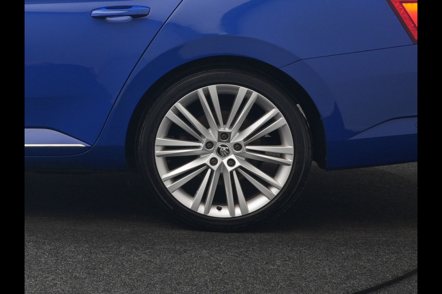 Škoda Superb Combi 1.4 TSI iV Laurin & Klemet Plug In Hybrid 218pk Dealer O.H. PHEV | Trekhaak Af Fabriek | Panodak | Adaptive Cruise | 360 Camera | Lederen Sportstoelen Ventilatie & Memory & Massage | Canton Audio | Crystal LED | Stuur Verwarmd | Sfeerverlichting |