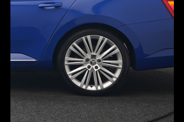 Škoda Superb Combi 1.4 TSI iV Laurin & Klemet Plug In Hybrid 218pk Dealer O.H. PHEV | Trekhaak Af Fabriek | Panodak | Adaptive Cruise | 360 Camera | Lederen Sportstoelen Ventilatie & Memory & Massage | Canton Audio | Crystal LED | Stuur Verwarmd | Sfeerverlichting |