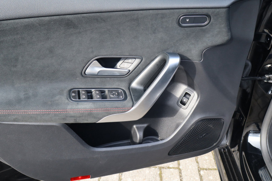 Mercedes-Benz A-Klasse 250 e Business Limousine AMG Limited 218 Pk / Navi / Widescreen / Sfeerverlichting / Full Led / Cruise.