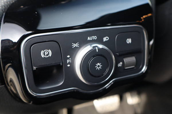 Mercedes-Benz A-Klasse 250 e Business Limousine AMG Limited 218 Pk / Navi / Widescreen / Sfeerverlichting / Full Led / Cruise.