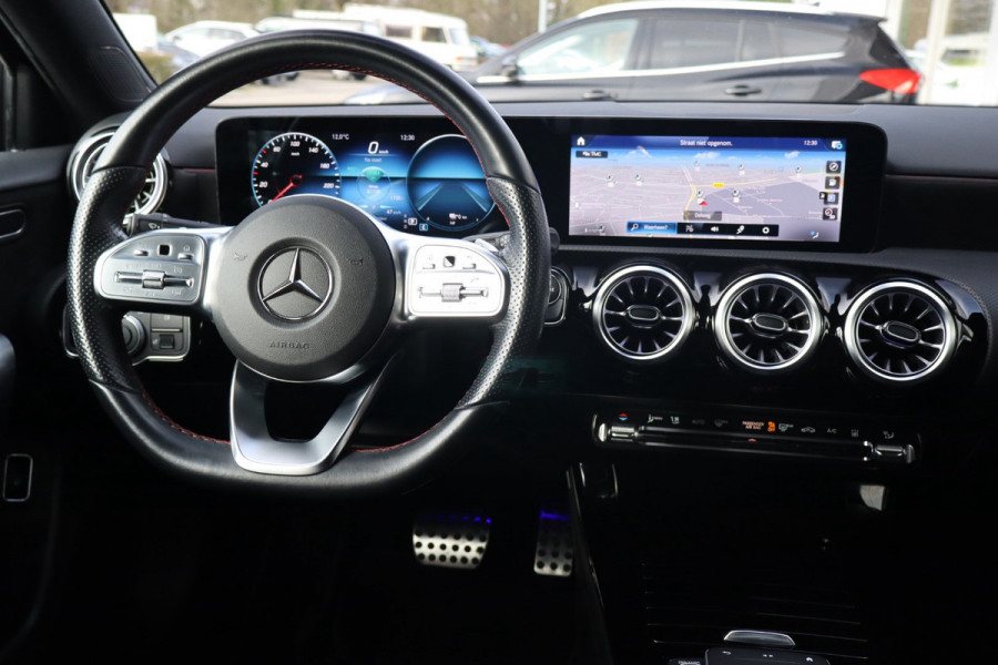Mercedes-Benz A-Klasse 250 e Business Limousine AMG Limited 218 Pk / Navi / Widescreen / Sfeerverlichting / Full Led / Cruise.