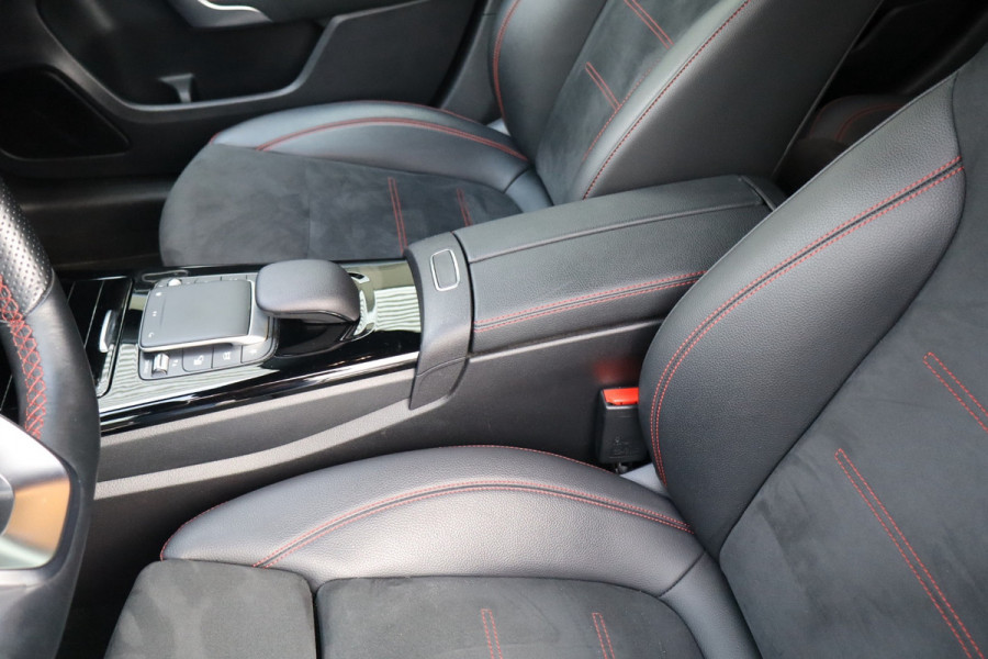 Mercedes-Benz A-Klasse 250 e Business Limousine AMG Limited 218 Pk / Navi / Widescreen / Sfeerverlichting / Full Led / Cruise.