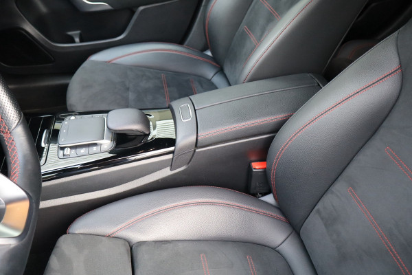 Mercedes-Benz A-Klasse 250 e Business Limousine AMG Limited 218 Pk / Navi / Widescreen / Sfeerverlichting / Full Led / Cruise.