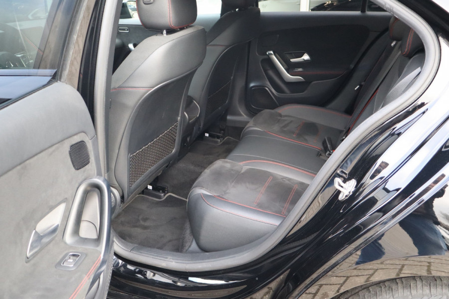 Mercedes-Benz A-Klasse 250 e Business Limousine AMG Limited 218 Pk / Navi / Widescreen / Sfeerverlichting / Full Led / Cruise.