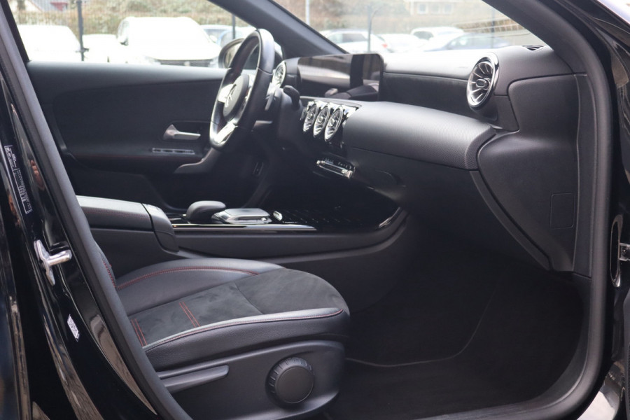 Mercedes-Benz A-Klasse 250 e Business Limousine AMG Limited 218 Pk / Navi / Widescreen / Sfeerverlichting / Full Led / Cruise.