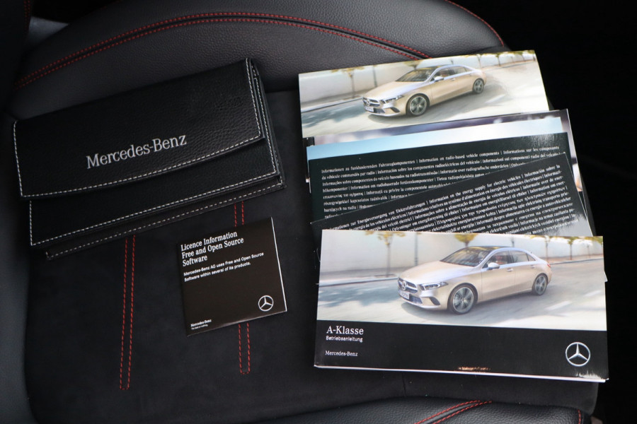 Mercedes-Benz A-Klasse 250 e Business Limousine AMG Limited 218 Pk / Navi / Widescreen / Sfeerverlichting / Full Led / Cruise.