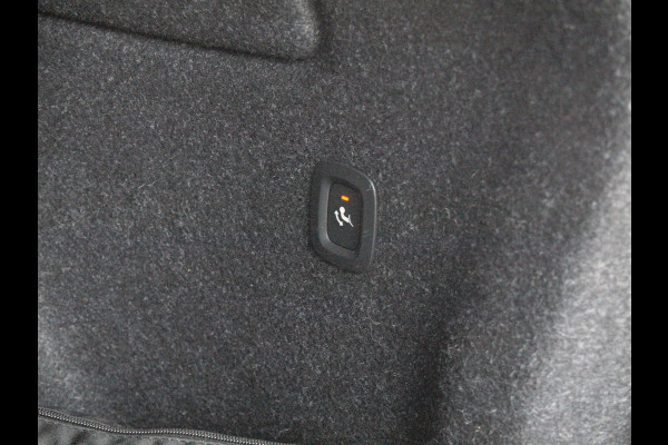 Volvo XC40 Recharge P8 AWD R-Design | SOH 92% | Panoramadak | Trekhaak | Apple Carplay | Cruise Control |