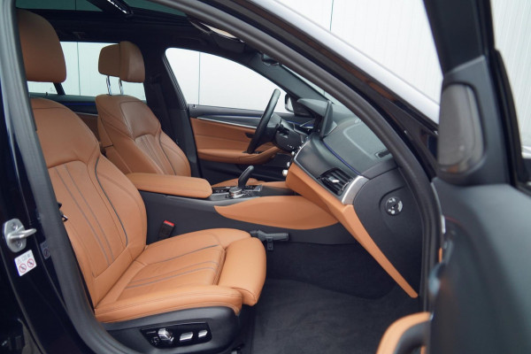 BMW 5 Serie Touring 530i Business Edition Plus / M-Sport / 34dkm NAP / Elek. Trekhaak / Pano / Harman Kardon / Nw.pr. € 94.000!