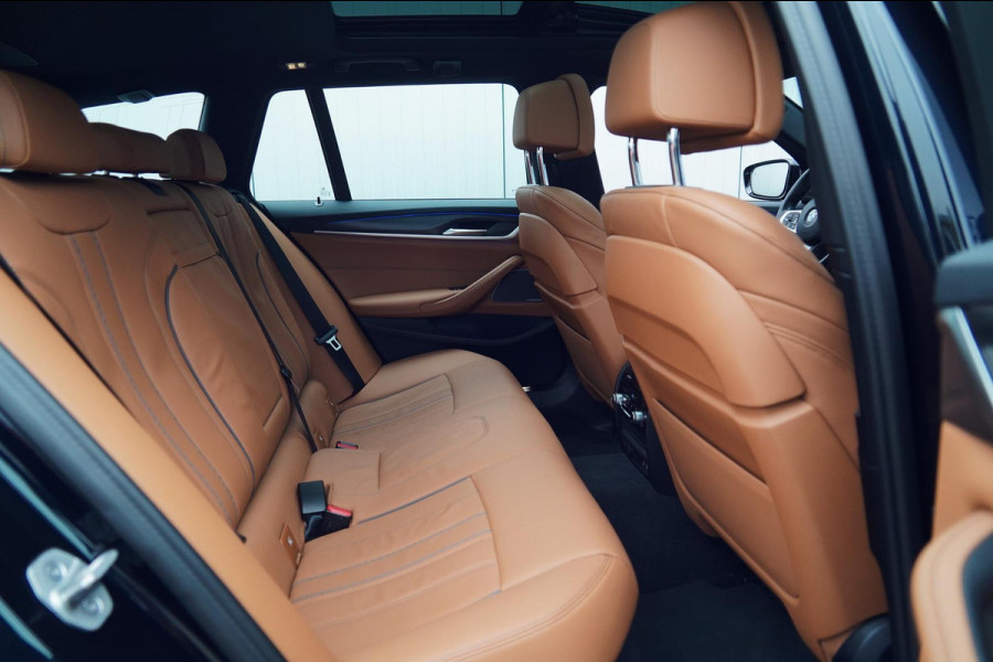 BMW 5 Serie Touring 530i Business Edition Plus / M-Sport / 34dkm NAP / Elek. Trekhaak / Pano / Harman Kardon / Nw.pr. € 94.000!