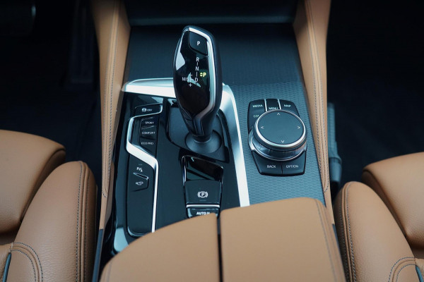 BMW 5 Serie Touring 530i Business Edition Plus / M-Sport / 34dkm NAP / Elek. Trekhaak / Pano / Harman Kardon / Nw.pr. € 94.000!