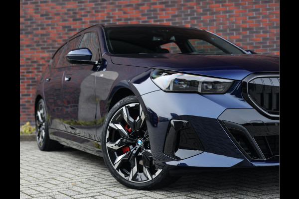 BMW 5 Serie Touring 550e xDrive | Pano - Trekhaak - B&W