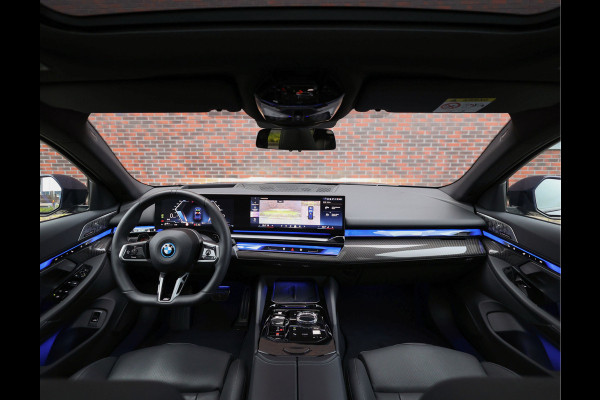 BMW 5 Serie Touring 550e xDrive | Pano - Trekhaak - B&W