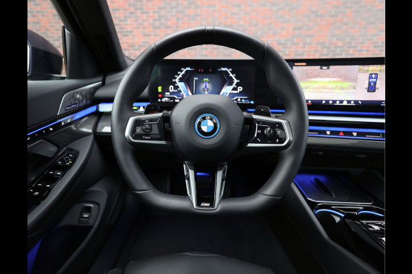 BMW 5 Serie Touring 550e xDrive | Pano - Trekhaak - B&W