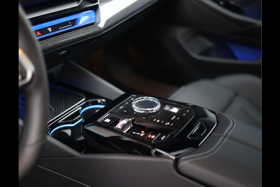 BMW 5 Serie Touring 550e xDrive | Pano - Trekhaak - B&W