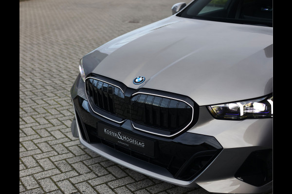 BMW 5 Serie Touring 550e xDrive | Sportstoel - Pano - Trekhaak - Bow&Wil