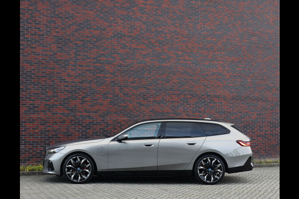 BMW 5 Serie Touring 550e xDrive | Sportstoel - Pano - Trekhaak - Bow&Wil