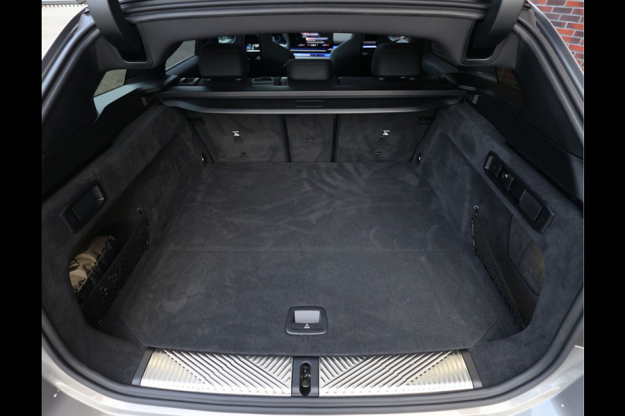 BMW 5 Serie Touring 550e xDrive | Sportstoel - Pano - Trekhaak - Bow&Wil