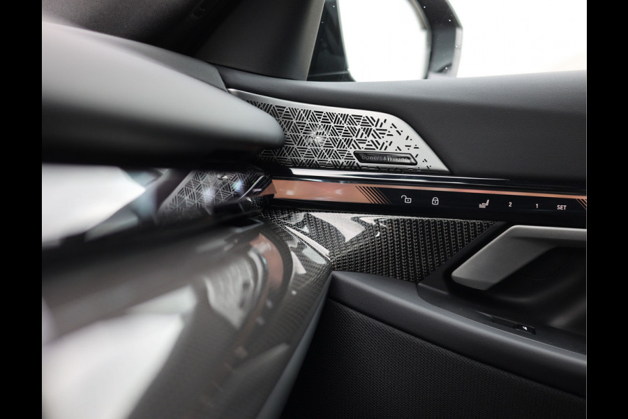 BMW 5 Serie Touring 550e xDrive | M performance - Pano - B&W - Trekhaak