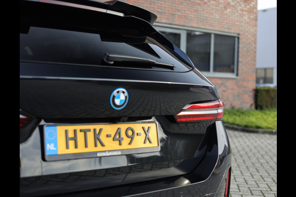 BMW 5 Serie Touring 550e xDrive | M performance - Pano - B&W - Trekhaak
