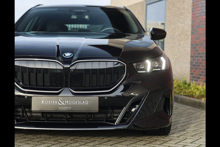 BMW 5 Serie Touring 550e xDrive | M performance - Pano - B&W - Trekhaak