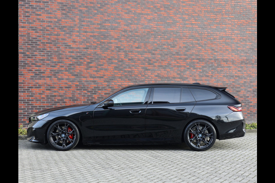 BMW 5 Serie Touring 550e xDrive | M performance - Pano - B&W - Trekhaak