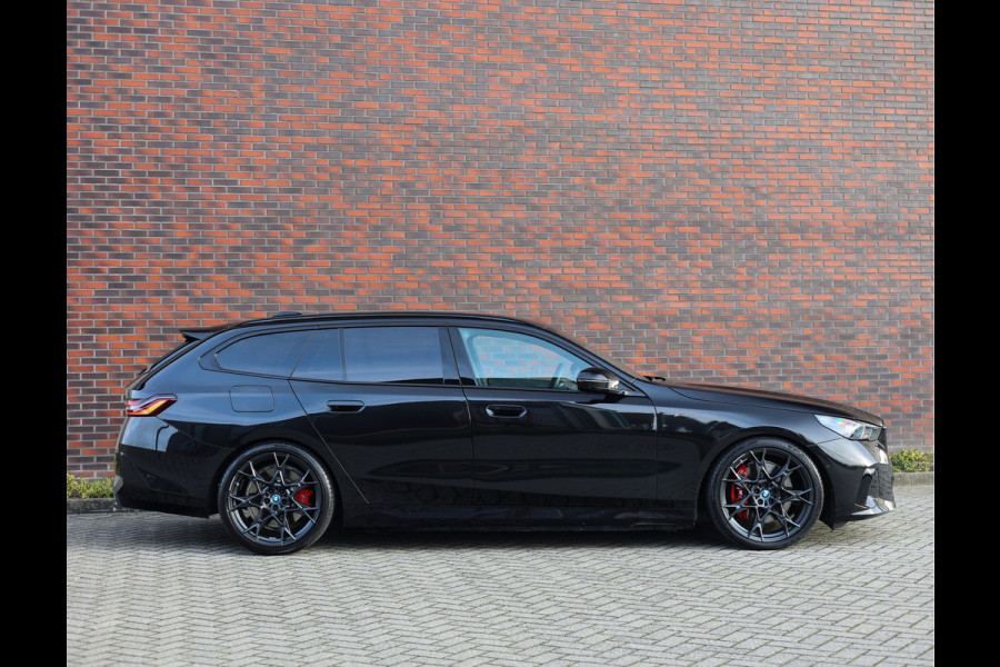 BMW 5 Serie Touring 550e xDrive | M performance - Pano - B&W - Trekhaak