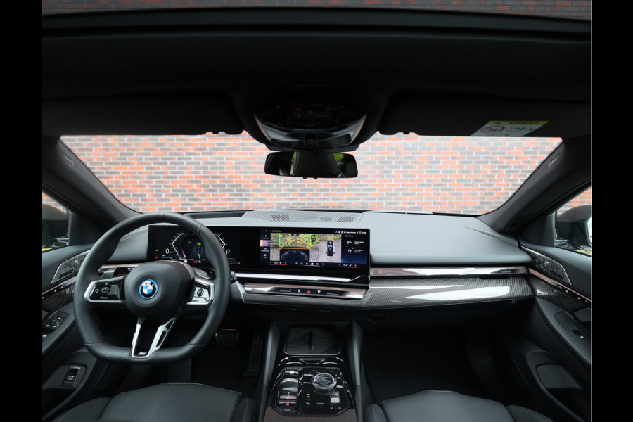 BMW 5 Serie Touring 550e xDrive | M performance - Pano - B&W - Trekhaak