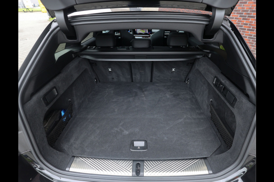 BMW 5 Serie Touring 550e xDrive | M performance - Pano - B&W - Trekhaak