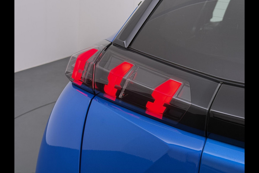 Peugeot e-2008 EV GT Pack 50 kWh VAN € 20.900,- VOOR € 18.440,- UW LENTEVOORDEEL € 2.460,-! |SOH 90% | 3-Fase boordlader | Warmtepomp | Open Panoramadak | Camera | Stoelverwarming | Adaptieve Cruise Control | Full Option | Dealeronderhouden | Inclusief 12 mnd BOVAG garantie |