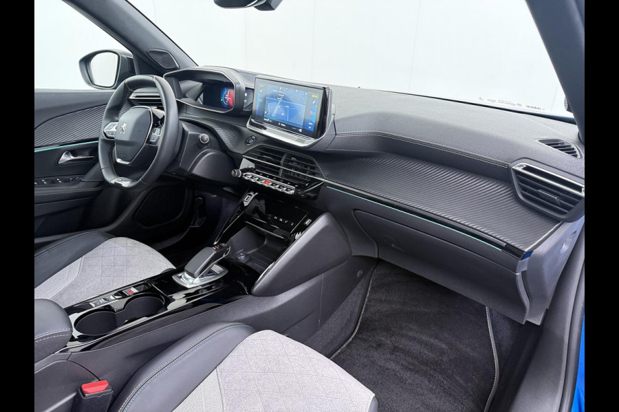 Peugeot e-2008 EV GT Pack 50 kWh VAN € 20.900,- VOOR € 18.440,- UW LENTEVOORDEEL € 2.460,-! |SOH 90% | 3-Fase boordlader | Warmtepomp | Open Panoramadak | Camera | Stoelverwarming | Adaptieve Cruise Control | Full Option | Dealeronderhouden | Inclusief 12 mnd BOVAG garantie |