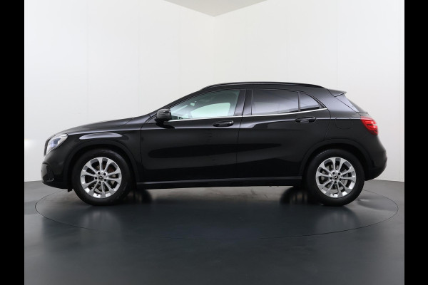 Mercedes-Benz GLA 180 Premium Plus VAN € 23.900,- VOOR € 19.877,- UW LENTEVOORDEEL € 4.023,-! | Stoelverwarming | Climate Control | Camera | Top onderhouden | 12 maanden BOVAG-garantie