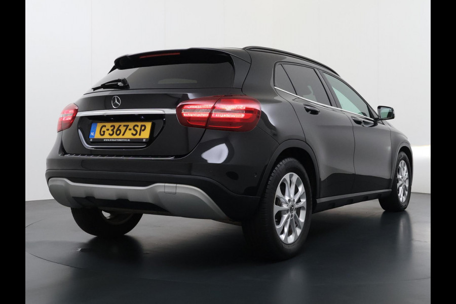 Mercedes-Benz GLA 180 Premium Plus VAN € 23.900,- VOOR € 19.877,- UW LENTEVOORDEEL € 4.023,-! | Stoelverwarming | Climate Control | Camera | Top onderhouden | 12 maanden BOVAG-garantie
