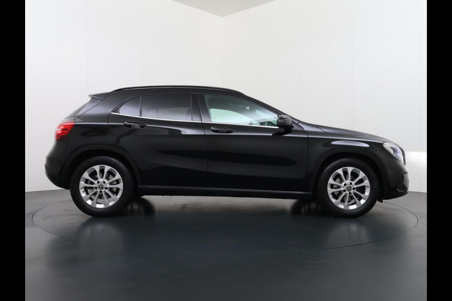 Mercedes-Benz GLA 180 Premium Plus VAN € 23.900,- VOOR € 19.877,- UW LENTEVOORDEEL € 4.023,-! | Stoelverwarming | Climate Control | Camera | Top onderhouden | 12 maanden BOVAG-garantie
