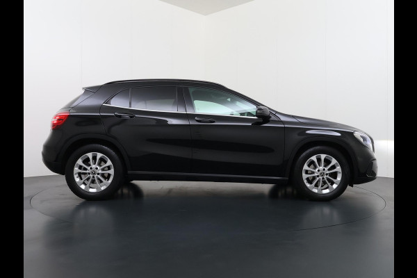 Mercedes-Benz GLA 180 Premium Plus VAN € 23.900,- VOOR € 19.877,- UW LENTEVOORDEEL € 4.023,-! | Stoelverwarming | Climate Control | Camera | Top onderhouden | 12 maanden BOVAG-garantie