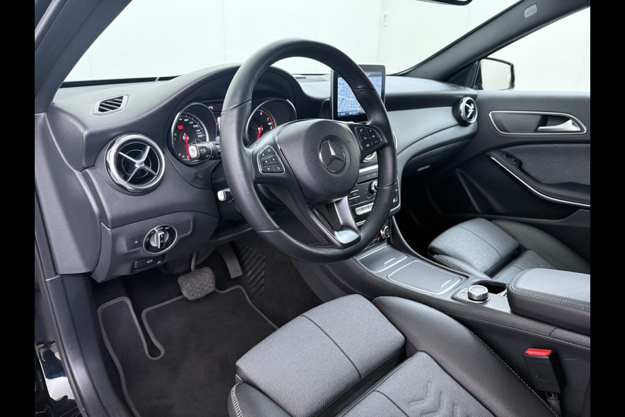 Mercedes-Benz GLA 180 Premium Plus VAN € 23.900,- VOOR € 19.877,- UW LENTEVOORDEEL € 4.023,-! | Stoelverwarming | Climate Control | Camera | Top onderhouden | 12 maanden BOVAG-garantie