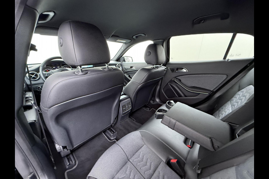Mercedes-Benz GLA 180 Premium Plus VAN € 23.900,- VOOR € 19.877,- UW LENTEVOORDEEL € 4.023,-! | Stoelverwarming | Climate Control | Camera | Top onderhouden | 12 maanden BOVAG-garantie