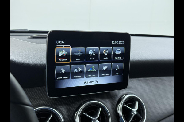 Mercedes-Benz GLA 180 Premium Plus VAN € 23.900,- VOOR € 19.877,- UW LENTEVOORDEEL € 4.023,-! | Stoelverwarming | Climate Control | Camera | Top onderhouden | 12 maanden BOVAG-garantie