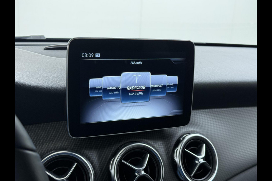 Mercedes-Benz GLA 180 Premium Plus VAN € 23.900,- VOOR € 19.877,- UW LENTEVOORDEEL € 4.023,-! | Stoelverwarming | Climate Control | Camera | Top onderhouden | 12 maanden BOVAG-garantie