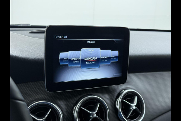 Mercedes-Benz GLA 180 Premium Plus VAN € 23.900,- VOOR € 19.877,- UW LENTEVOORDEEL € 4.023,-! | Stoelverwarming | Climate Control | Camera | Top onderhouden | 12 maanden BOVAG-garantie