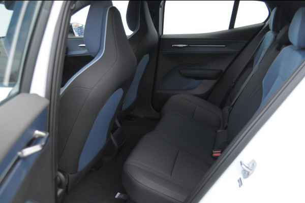 Volvo EX30 272PK Ext. Range Plus / Adaptieve Cruise Control/ Dodehoek Detectie / Parkeersensoren voor en achter/ Achteruitrijcamera/ Warmtepomp/ Google Services/