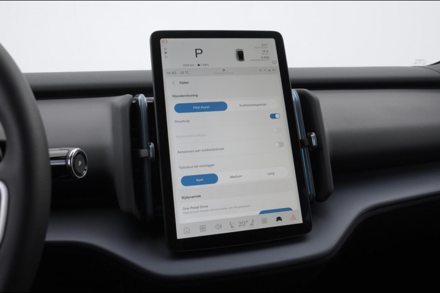 Volvo EX30 272PK Ext. Range Plus / Adaptieve Cruise Control/ Dodehoek Detectie / Parkeersensoren voor en achter/ Achteruitrijcamera/ Warmtepomp/ Google Services/