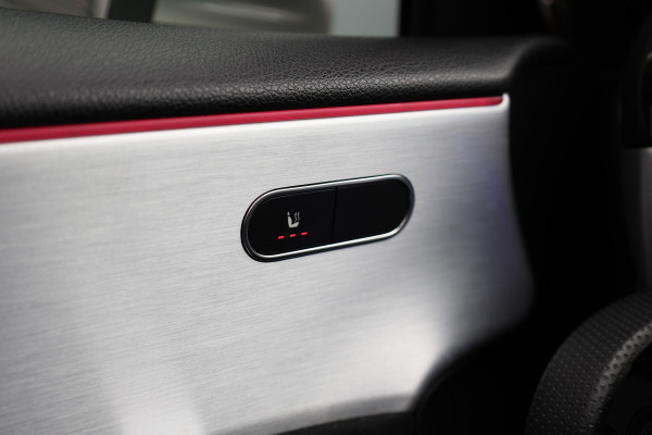 Mercedes-Benz A-Klasse A 180 d AMG pakket | Panorama dak | Burmester | Widescreen | Apple Carplay | Sfeerverlichting | Stoelverwarming | Alcantara | 360 PDC | Volledig onderhouden | Nieuwe Distributieriem