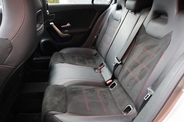 Mercedes-Benz A-Klasse A 180 d AMG pakket | Panorama dak | Burmester | Widescreen | Apple Carplay | Sfeerverlichting | Stoelverwarming | Alcantara | 360 PDC | Volledig onderhouden | Nieuwe Distributieriem