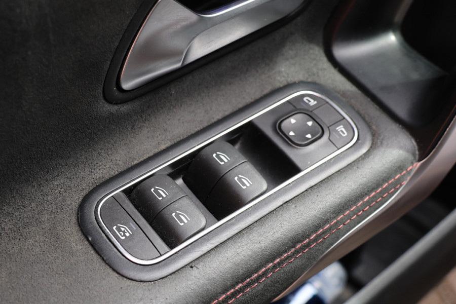 Mercedes-Benz A-Klasse A 180 d AMG pakket | Panorama dak | Burmester | Widescreen | Apple Carplay | Sfeerverlichting | Stoelverwarming | Alcantara | 360 PDC | Volledig onderhouden | Nieuwe Distributieriem